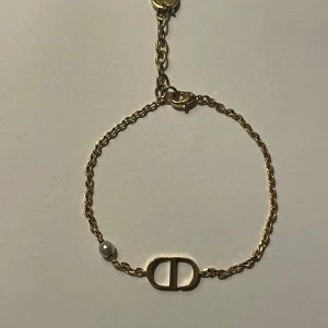 Armband dior  - Armband från dior! Väl använt! Pris går att diskutera vid snabb affär!