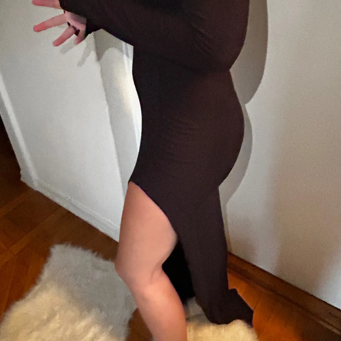 Svart långklänning med slits - 90