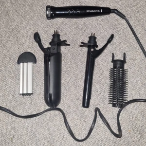 Stylingverktyg Remington - Säljer min Remington Multistyler med vändbara plattor. Använde den mycket när jag tävlade disco men använder den inte längre. Allt funkar utan problem men syns att den är använd ☀️