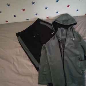 Under armour track - Säljer nu min under armour tracksuit, passar för folk som e 160-167. ungefär storlek S. Kan möjligtvis gå ner vid pris vid snabb affär, fraktas eller hämtas upp i västra Frölunda 