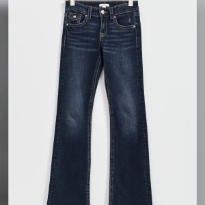 jeans - säljer dessa jeans då jag tycker dom är lite förstora och inte riktigt passar just mig, använda max 2 gånger💞Har tyvärr ingen bild med dom på, så därmed blev det bild från ginas hemsida. Skriv för frågor osv!💞