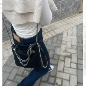 Stella Mccartney falabella mini tote bag - Äkta (dustbag finns) Stella McCartney falabella mini tote bag i svart. Nypris 10180kr. I fint skick men använd så den har lite slitskador på handtaget. Köparen står för ev. frakt💞💞(Första bilden lånad.)