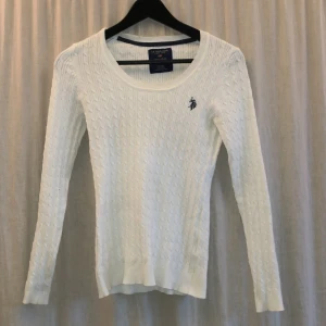 U.S POLO ASSN - En fin vit Kabelstickad tröja 