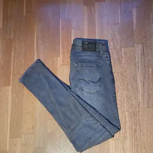 Tjena, säljer nu dessa feta jack and Jones jeans i modellen slim/glenn. De är riktigt feta och i en riktigt snygg färg, hör av dig om du har några frågor✌️