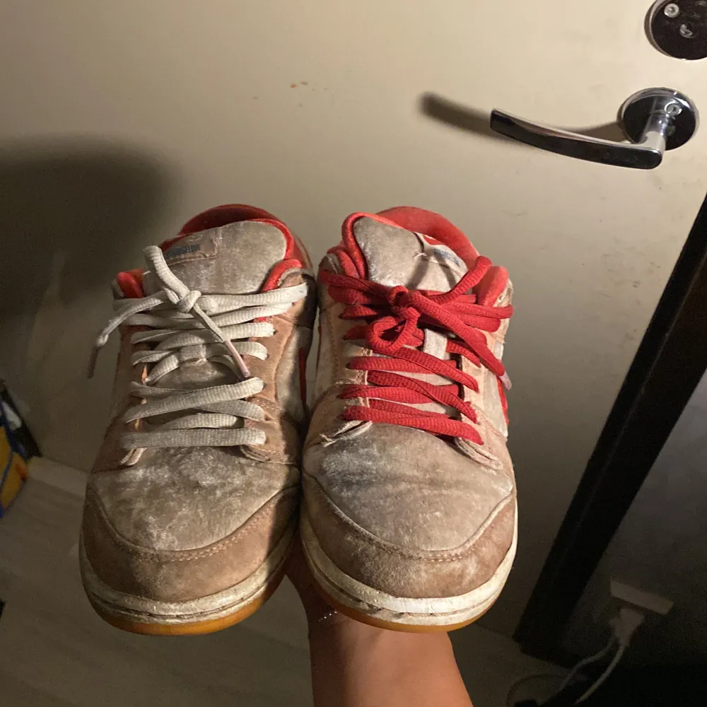 Säljer nu mina Strange Love dunks eftersom de inte passar längre. Är i dåligt skick och använt rätt så mycket men man kan nog fixa dom och fräscha upp dom. De är i storlek 42,5. Ny pris runt 15000kr. Hör av dig om du har frågor!. Kengät.