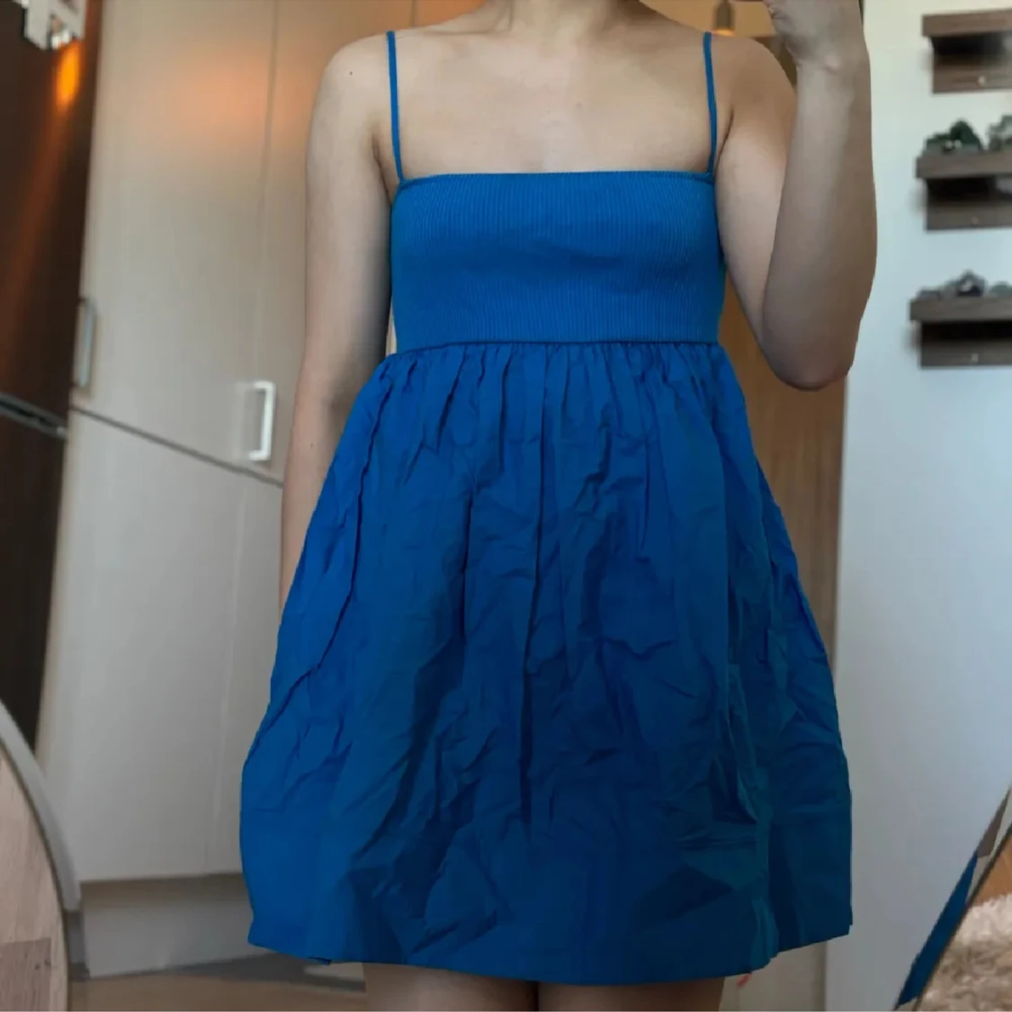 Blå ärmlös klänning