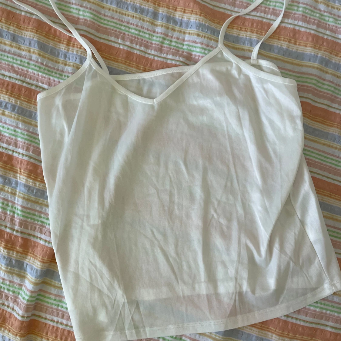 Vit ärmlös linnetopp