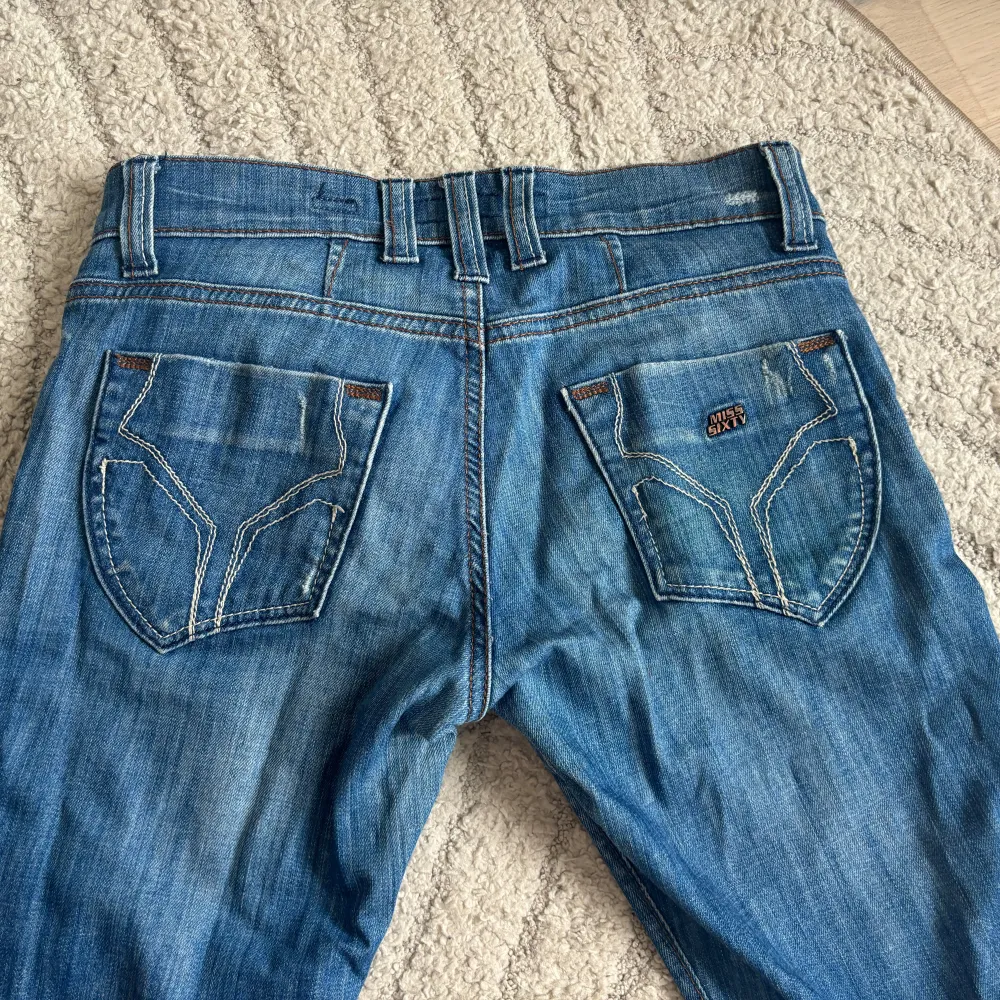 Säljer dessa jättesnygga lågmidjade miss sixty jeans då de tyvärr är för små för mig i midjan. Har sprättat upp stygnen längst ner för att få de längre och sytt de mer bootcut. Midjemåttet är 37 cm och innerbenslängden är 76 cm💕. Jeans & Byxor.