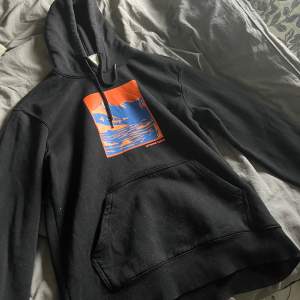 Svart H&M hoddie. 130kr inkl frakt.