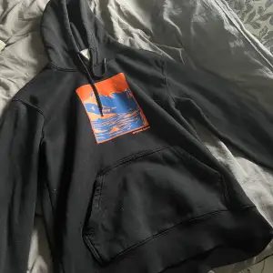 Svart H&M hoddie. 130kr inkl frakt.