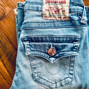 True religion joey jeans - Begangnat skick. Slitna nere vid baksidan av byxorna Inköpspris: 1199kr 