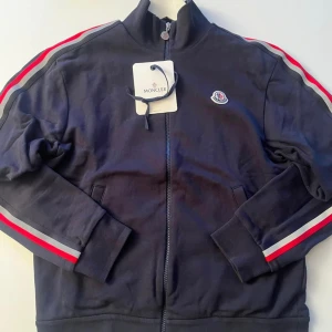 Moncler sweatshirt zip-up - Storlek: L (passar strl m också)  Skicka 10/10 knappt använd