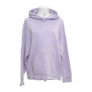 Säljer två hoodies från Monki, en ljuslila och en beige (samma modell i storlek M). De är använda men fortfarande i bra skick! Säljer de för 60kr/st eller båda för 100kr💕