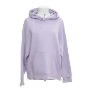 Säljer två hoodies från Monki, en ljuslila och en beige (samma modell i storlek M). De är använda men fortfarande i bra skick! Säljer de för 60kr/st eller båda för 100kr💕