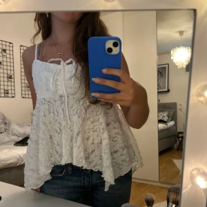 Vitt spetslinne - helt oanvänd topp ifrån gina, alltså i nyskick!! säljer då jag inte gillar hur den sitter på mig💗💗