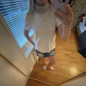 Polotröja - Säljer denna polotröja utan ärmar från zara! Storlek S❤️