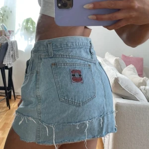 Jeanskjol med fransar - Jeanskjol köpt på Humana, uppskattar till storlek S-M! går att ha low-waist 💘