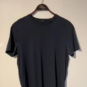 Massimo Dutti t-shirt - Massimo Dutti t-shirt i Strl M