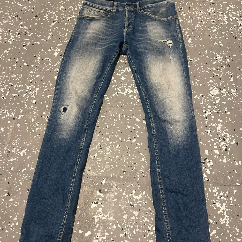 Nästan helt nya dondup jeans i storlek 30 Inga defekter ny pris 3200kr Mitt pris 800. Jeans & Byxor.