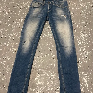 Dondup jeans blå - Nästan helt nya dondup jeans i storlek 30 Inga defekter ny pris 3200kr Mitt pris 800
