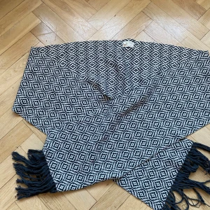 Halsduk  - Halsduk från Odd Molly, fint skick. Längd: 265 cm  Bredd: 30 cm