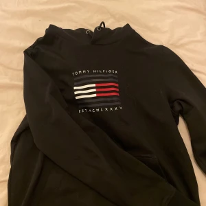 Svart hoodie från Tommy Hilfiger - Säljer en snygg och bekväm svart hoodie från Tommy Hilfiger. Inga defekter och i jätte bra skick