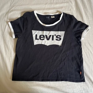 Tshirt Levis - super fin tshirt som tyvärr inte kommer till användning! är i perfekt skick💗