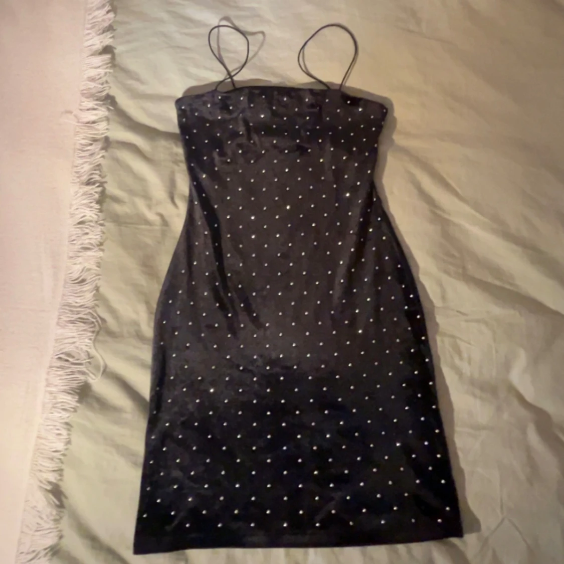 Svart klänning med prickar