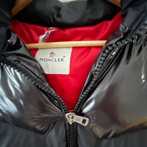 Moncler Jacka - Säljer denna moncler jacka. Är inte säker på om den är äkta men har inget bevis och därav priset. Den har en del defekter då den används som skidjacka. En ficka är trasig (se bild) och även vid halsen. Hör av dig för mer bilder!❤️