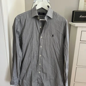 Blårandig Ralph Lauren Skjorta - Blårandig Polo Ralph Lauren skjorta i felfritt skick! Skulle behöva strykas! Storlek 15,5/39, sitter som M slim fit. Nypris ca 1700kr.