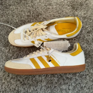 Adidas samba, sporty&rich - Adidas samba, sporty&rich collab. Helt oanvända prislapp kvar Storlek 43  Nypris 2199 kr