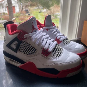 Air Jordan 4 Retro Fire Red - Skit snygga jordans. Köpta 2021, använda fåtal gånger sen har de bara stått i skoskåpet. Något creasade men allmänt väldigt fint skick och bra omhändertagna.❤️Säljs på merchsweden för 6499 jag säljer för 3499kr. Pris kan diskuteras 