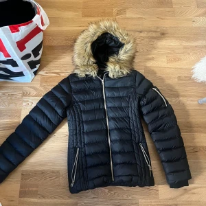 Winston Polo jacka - Använd kanske 15 gånger inga defekter och passar som stl s/xs mest s. 