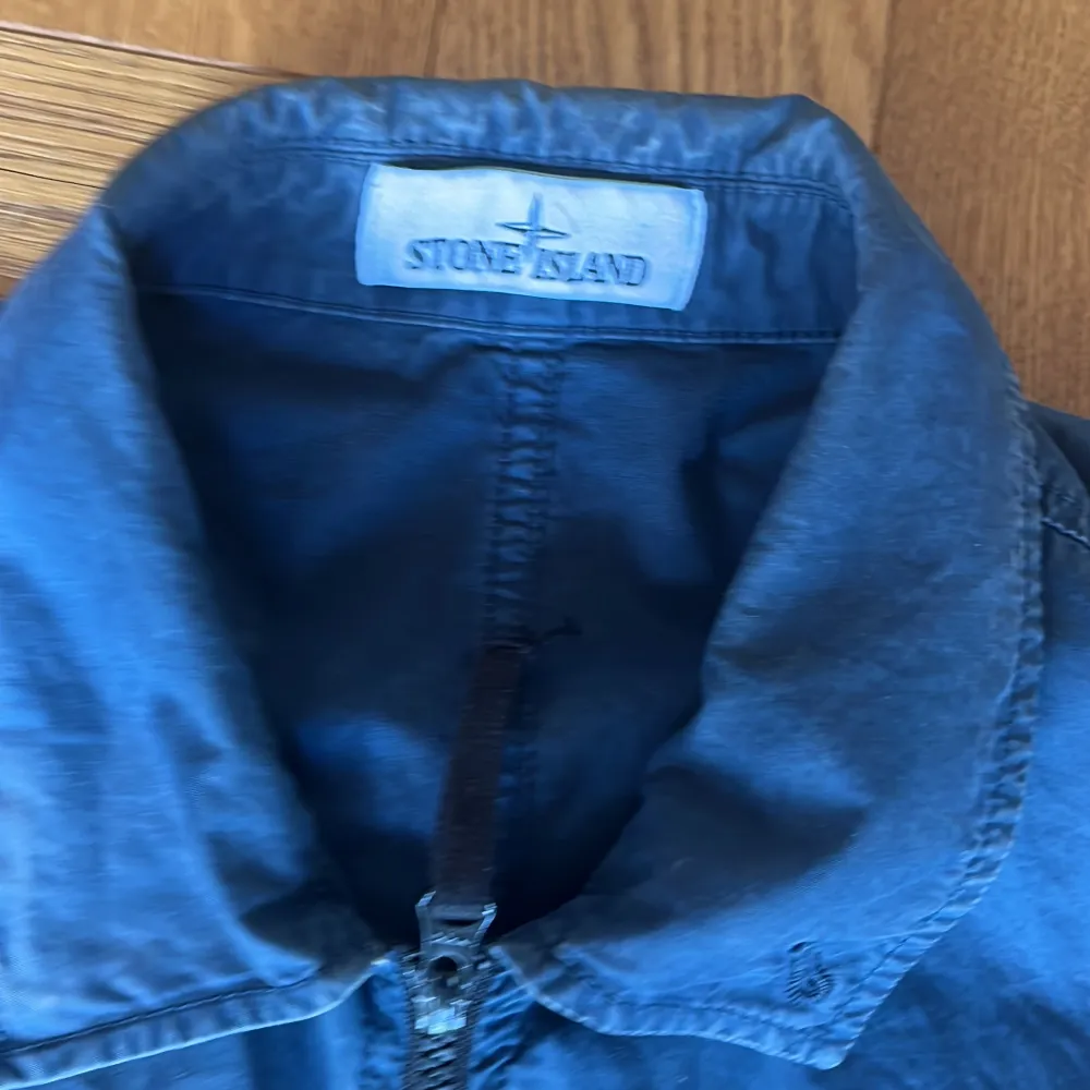 Hej, säljer denna Stone Island overshirt som är i bra skick . Har ett litet hål kolla bild 5. Kvittot är borttappat men är köpt på NK. Om det är några frågor är det bara att höra av sig! . Neuletakit & Villapaidat.