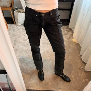 Acne jeans - Acne jeans i herrmodell storlek 30/32, men sitter typ som M. Lågmidjade och lite slitnare i tyget❤️