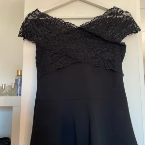 Svart blus  - Jättefin tröja som är köpt second hand! Står tyvärr ingen storlek men passar nog för xs/s! Bra skick Priset går att diskutera 