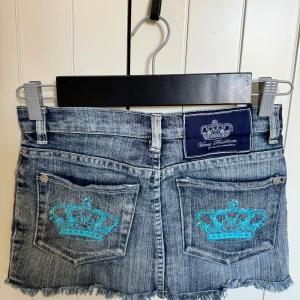 Victoria Beckham kjol - Superfin miniskirt från Victoria Beckham! Den är väldigt liten i storleken!💙🩵🤍