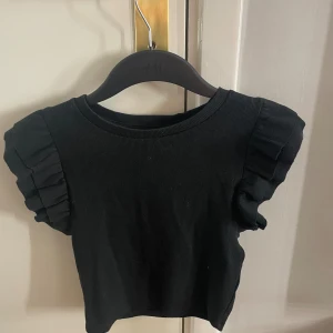 Svart zara topp - Svart zara topp med volanger