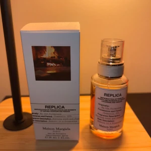 Maison margiela by the fireplace - Ungefär 25ml kvar av 30ml. Nypris 800kr, Mitt pris 450!Köpt på nätet i vintras. Nice doft som påminner om en varm brasa med vanilj och nötter, perfekt nu till höst och vinter! Priset är fast