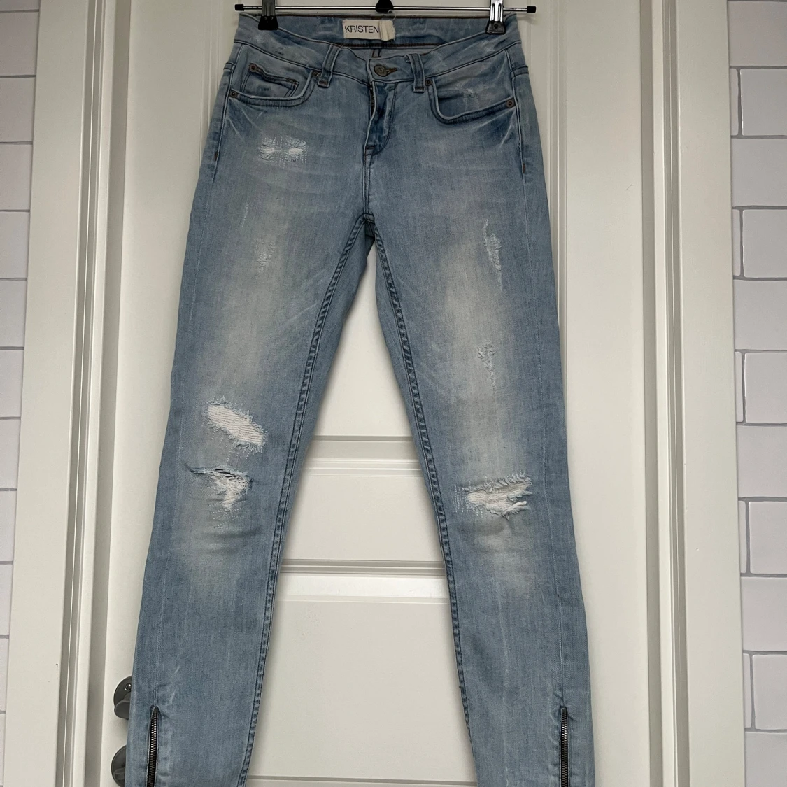 Ljusblåa ripped jeans