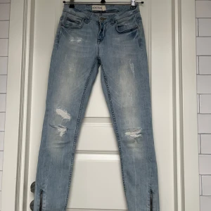 Ljusblåa ripped jeans  - Bekväma 