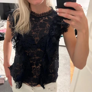Spets topp - Säljer en jättefin topp från zara❣️lånade bilder