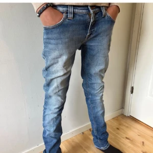 Nudie Jeans - Vi säljer ett par rikigt feta Nudie jeans i rikigt bra kvalite. Tveka inte att höra av er för mer information, Priset är inte hugget i Sten😁