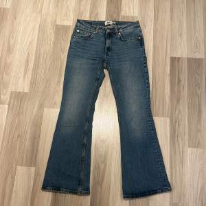 Säljer ett par snygga blå bootcut jeans från Laget 157. De är lågmidjade och har en klassisk femficksdesign. Storlek S, SHORT LENGTH. Endast använda 2-3 gånger. Innerbensmått - 73cm. Midjemått rakt över - 36cm