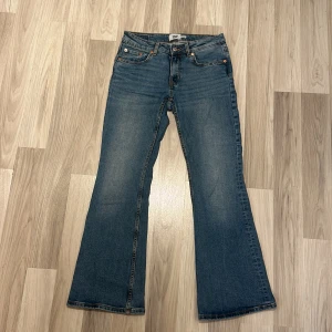 Lager 157 Jeans - Säljer ett par snygga blå bootcut jeans från Laget 157. De är lågmidjade och har en klassisk femficksdesign. Storlek S, SHORT LENGTH. Endast använda 2-3 gånger. Innerbensmått - 73cm. Midjemått rakt över - 36cm