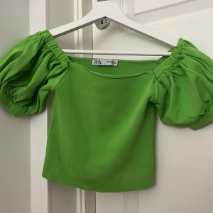 Zara topp  - Jätte fin zara topp. Storlek M men liten i storleken så passar S. Köparen står för frakten.