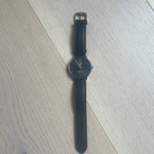 Polo Ralph lauren klocka - En stilig snygg manlig klocka från polo Ralph lauren. Klockan är äkta och i väldigt bra skick. Nypris 1399 kr storleken kan man ändra till hur man vill. Hör av er för mer information 👍