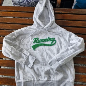 Ljusgrå hoodie - Hoodie från H&M.