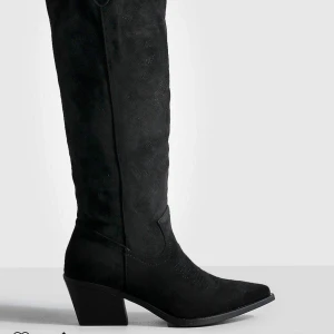 Svarta boots  - Säljer dessa snygga boots från boohoo då de aldrig använts💕 