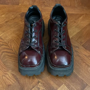 Eytys detroit  - Snygga Eytys detroit i en oxblood färg 